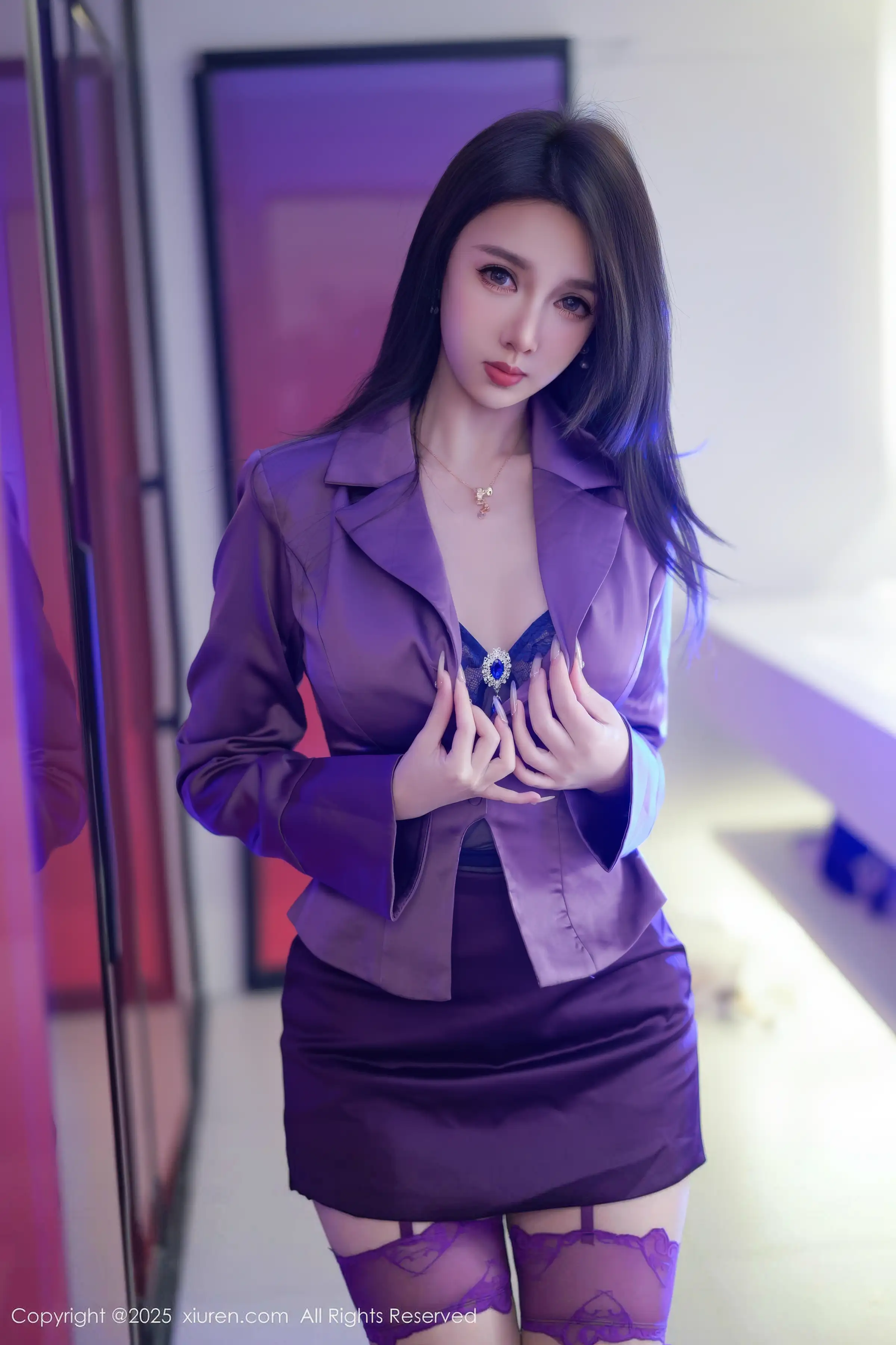 2kmn.vip_[XiuRen秀人网]No.11120_模特Twins-夭夭性感紫色衬衫配紫色丝袜秀曼妙身姿迷人诱惑写真74P