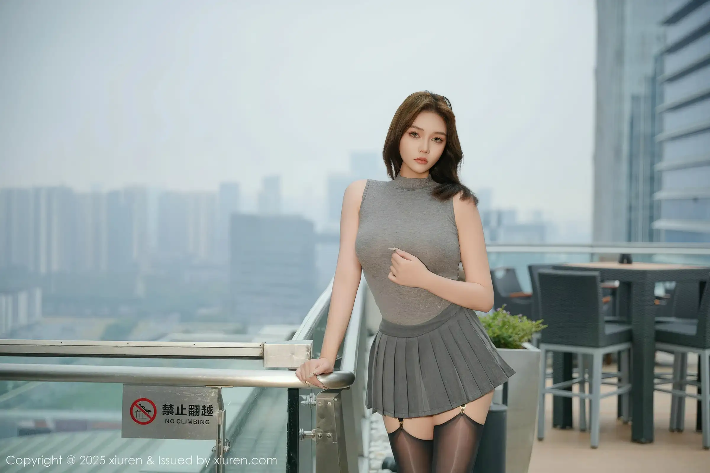 2kmn.vip_[XiuRen秀人网]No.11118_模特娜比性感灰色镂空服饰配闪亮黑丝吊袜秀凹凸身材诱惑写真70P