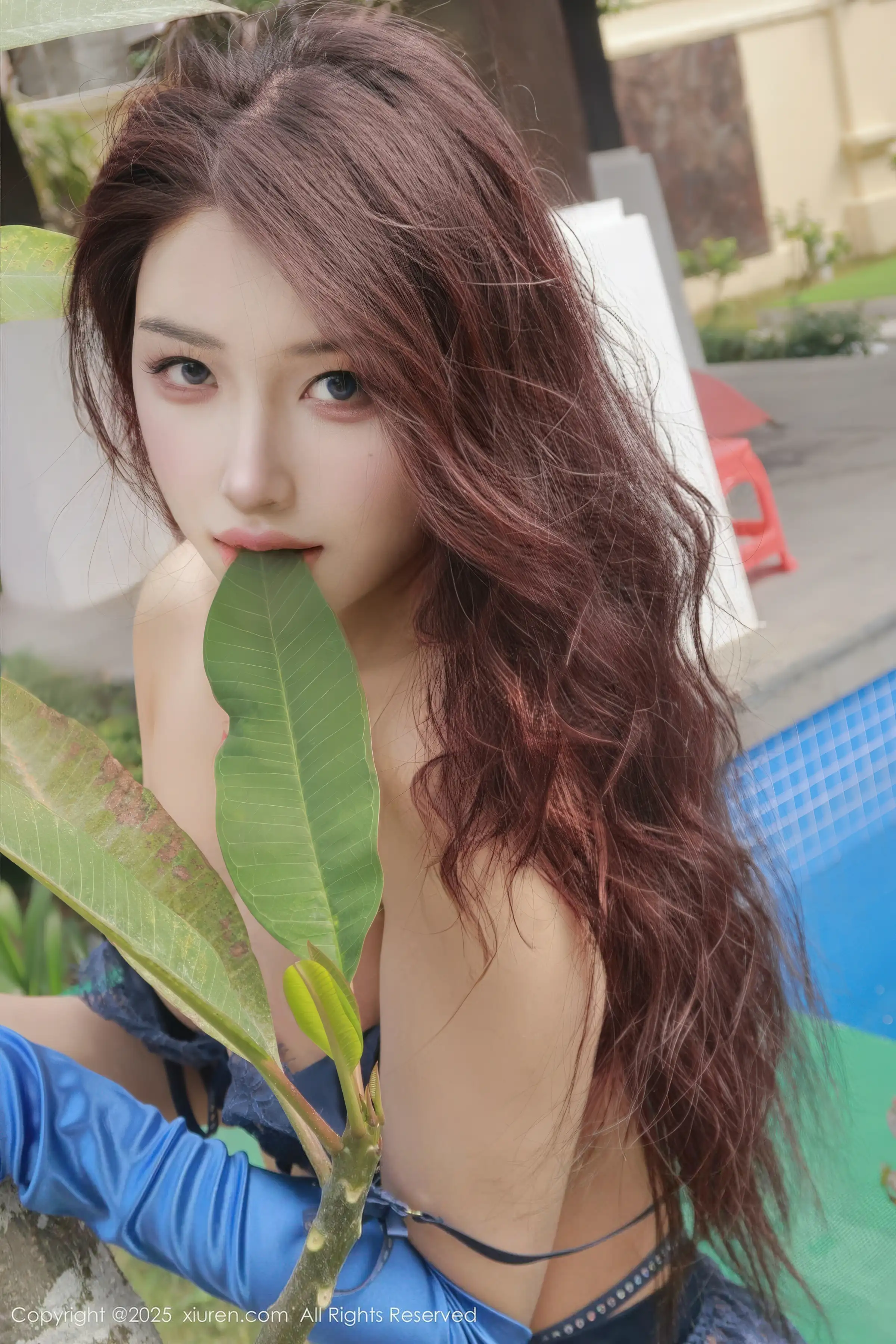 2kmn.vip_[XiuRen秀人网]No.11121_模特夏冰冰户外性感蓝色蕾丝内衣配蓝色丝袜秀丰满身材诱惑写真80P