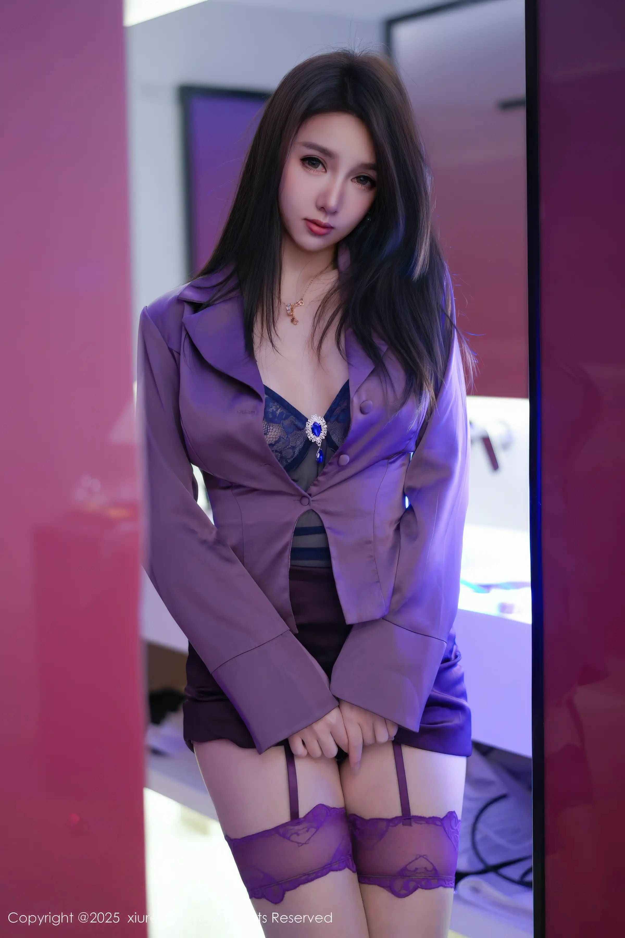 2kmn.vip_[XiuRen秀人网]No.11120_模特Twins-夭夭性感紫色衬衫配紫色丝袜秀曼妙身姿迷人诱惑写真74P