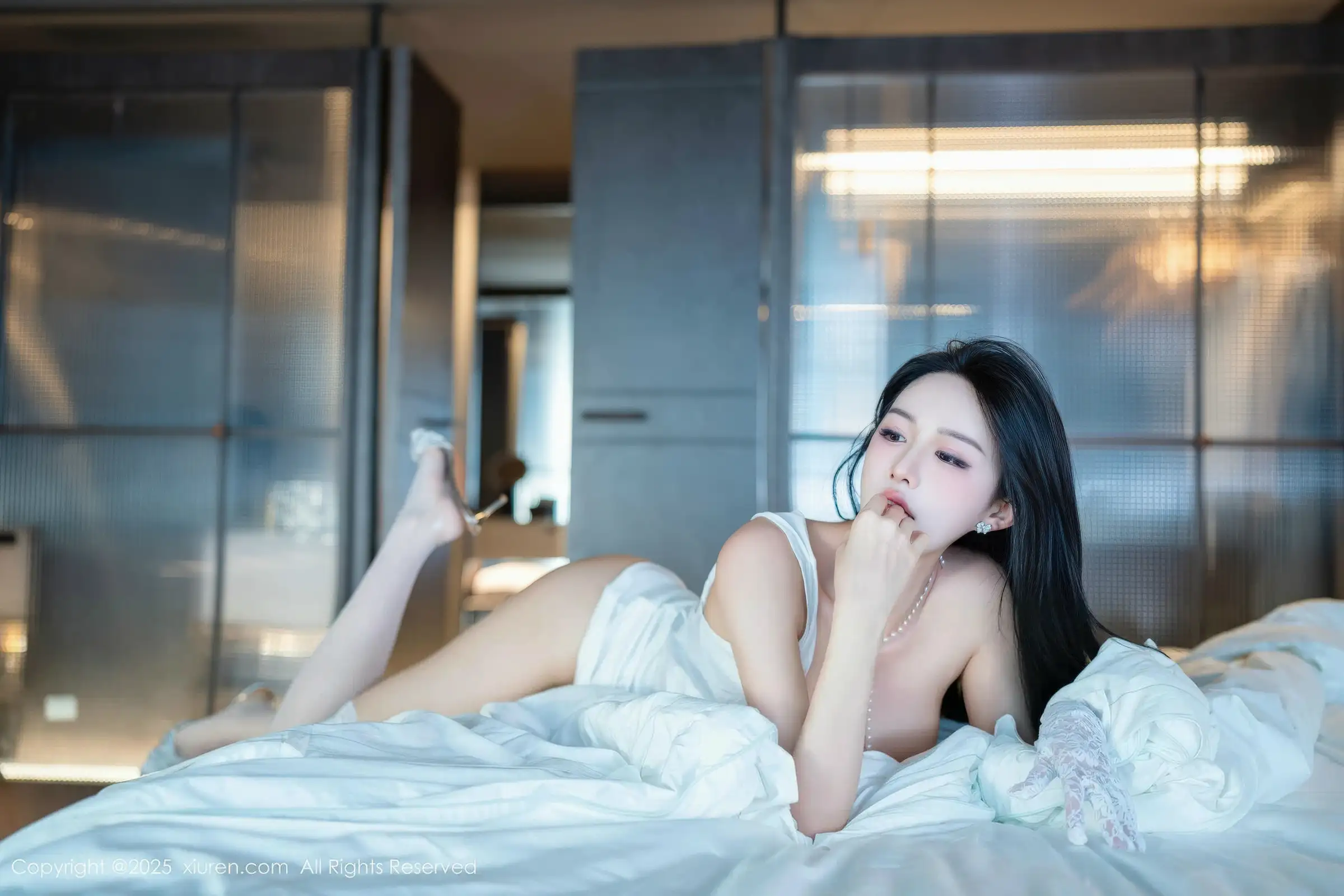 2kmn.vip_[XiuRen秀人网]No.11124_模特shelly诗莉性感白色情趣服饰配白色丝袜秀曼妙身姿诱惑写真80P