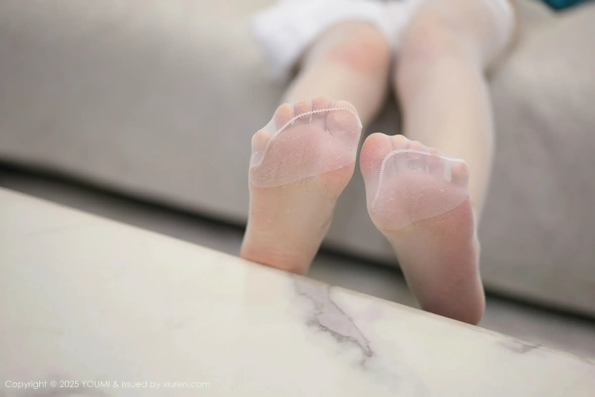 2kmn.vip_[YouMi尤蜜荟]Vol.1190_女神心上可Flora性感白色情趣服饰配白丝吊袜秀丰满身材诱惑写真75P