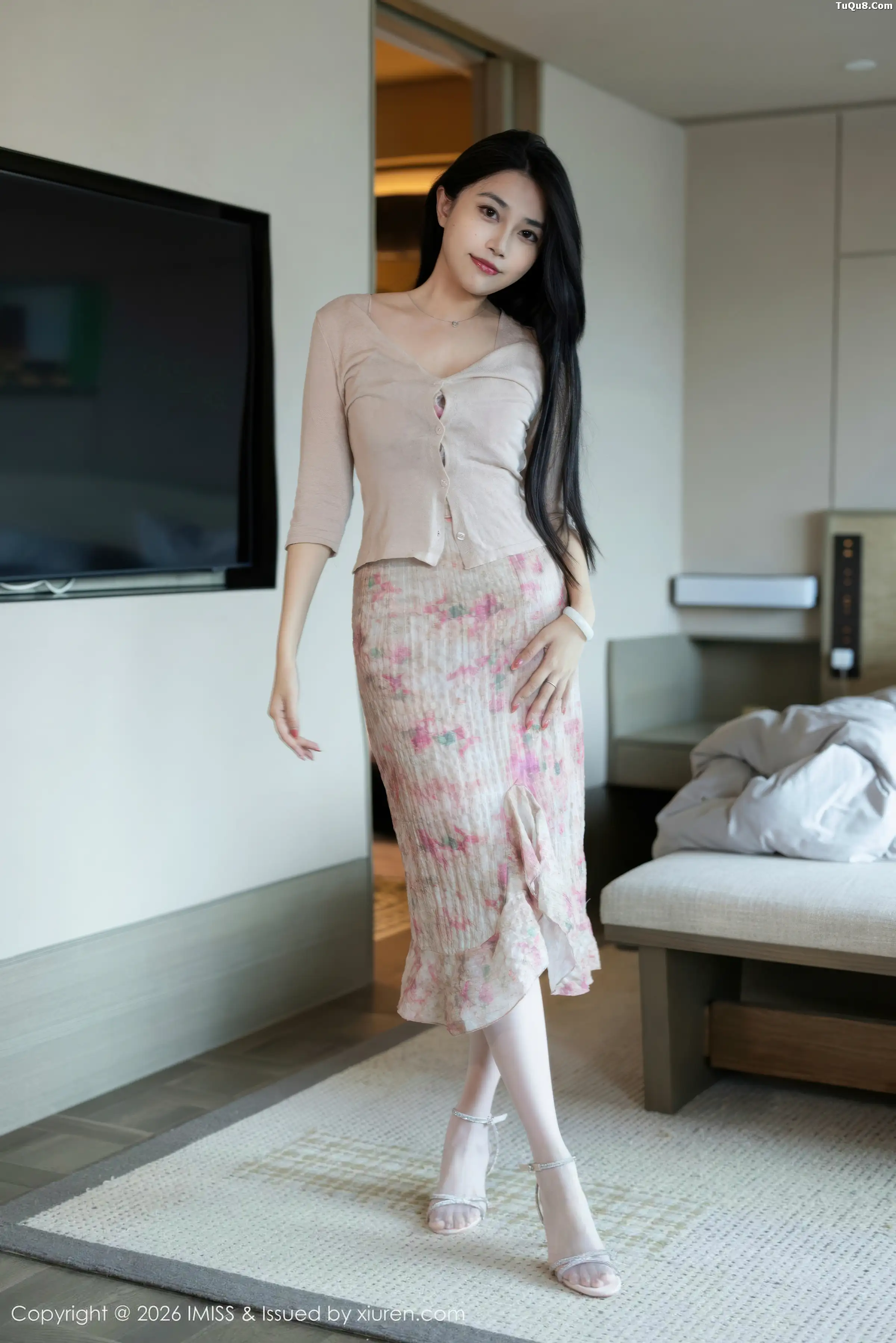 2kmn.vip_[IMISS爱蜜社]Vol.804_女神许诺Sabrina性感花色短裙配粉丝吊袜秀完美身材诱惑写真55P