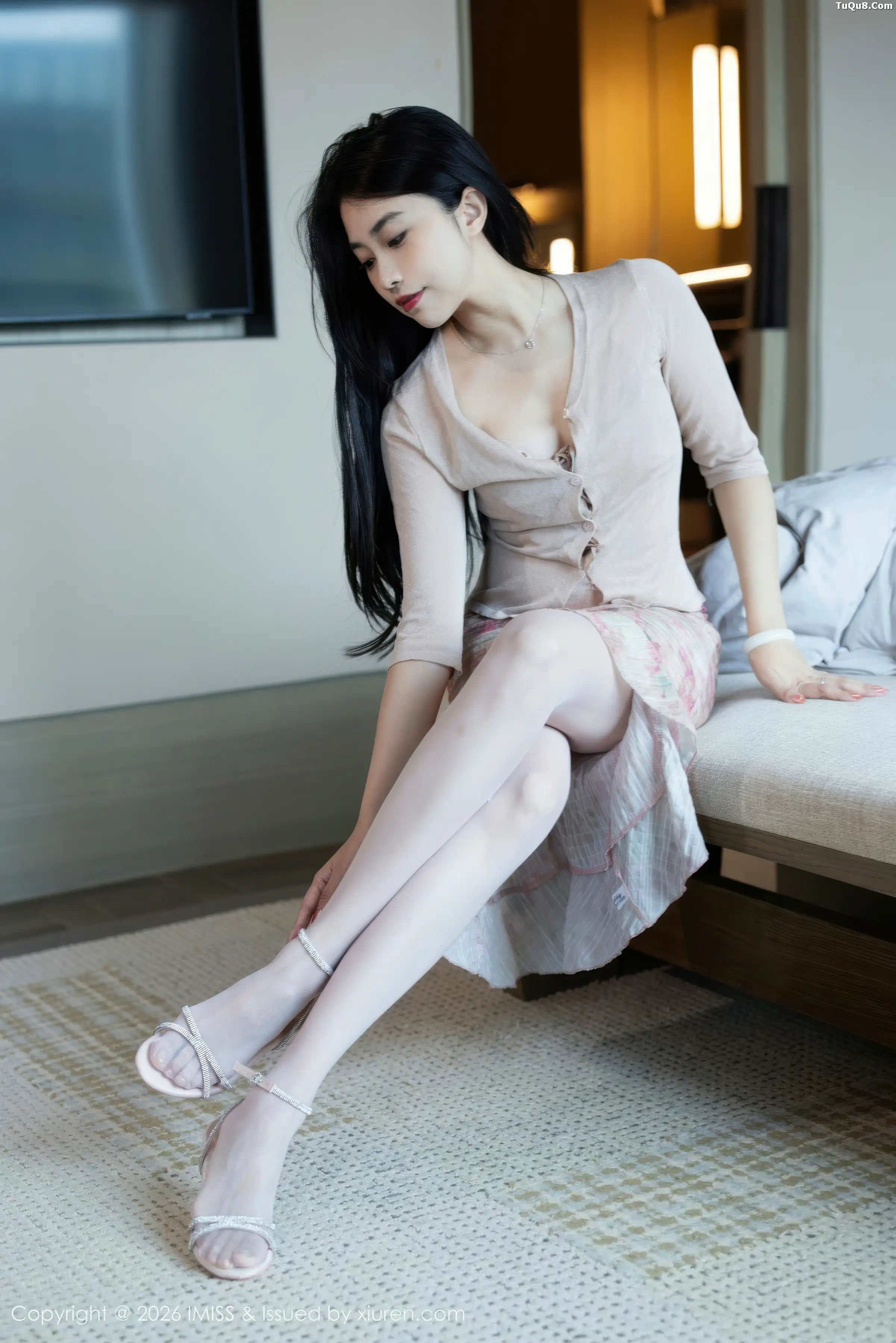 2kmn.vip_[IMISS爱蜜社]Vol.804_女神许诺Sabrina性感花色短裙配粉丝吊袜秀完美身材诱惑写真55P