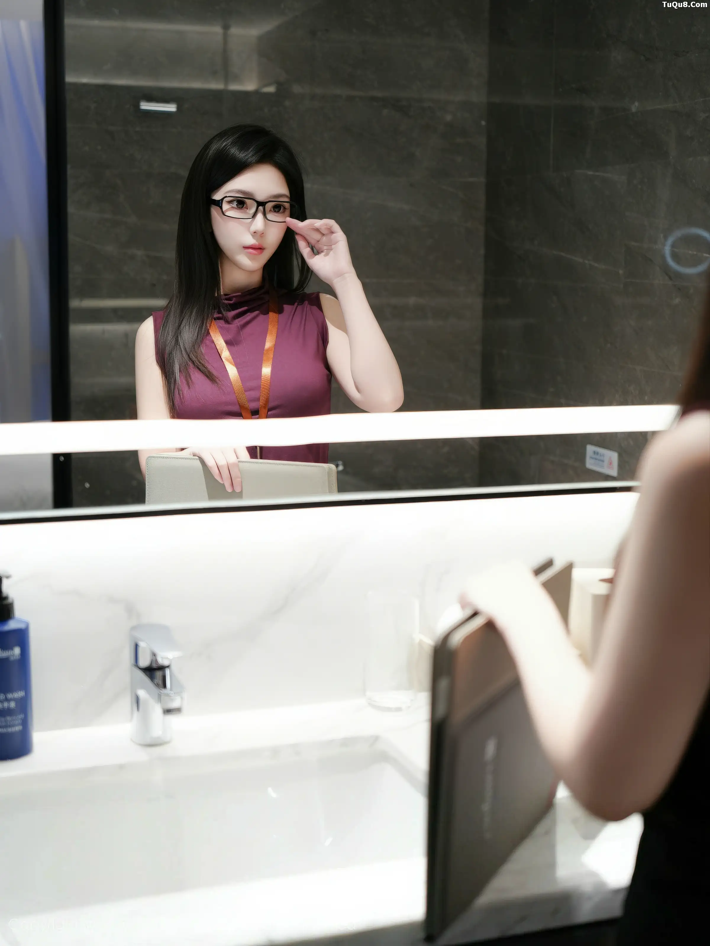 2kmn.vip_[XiuRen秀人网]No.11135_模特烧烧小桃性感OL服饰黑短裙配超薄黑丝秀曼妙身姿诱惑写真68P