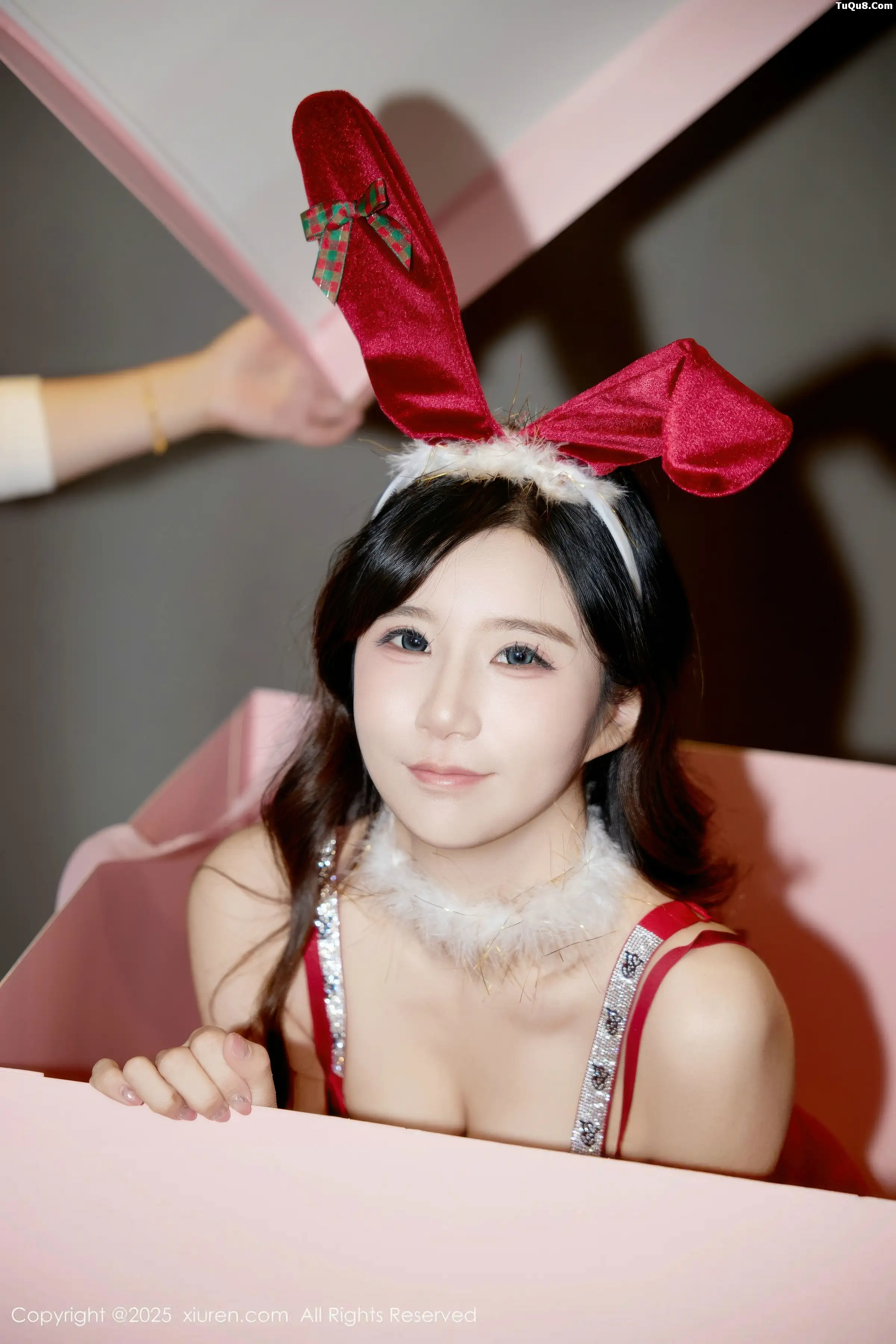 2kmn.vip_[XiuRen秀人网]No.11149_模特小肉肉咪性感红色圣诞装扮配黑色丝袜秀凹凸身材诱惑写真72P