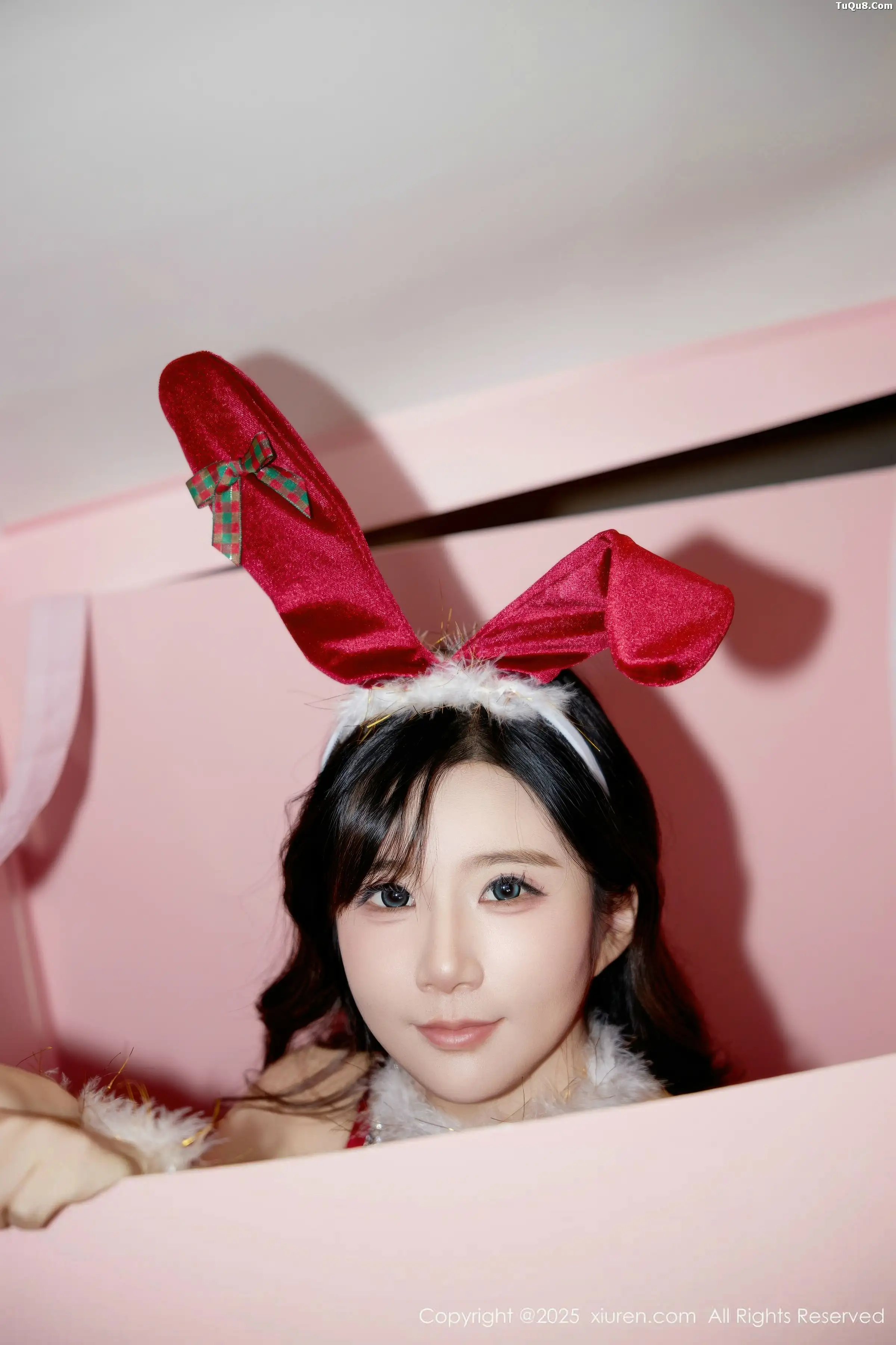 2kmn.vip_[XiuRen秀人网]No.11149_模特小肉肉咪性感红色圣诞装扮配黑色丝袜秀凹凸身材诱惑写真72P