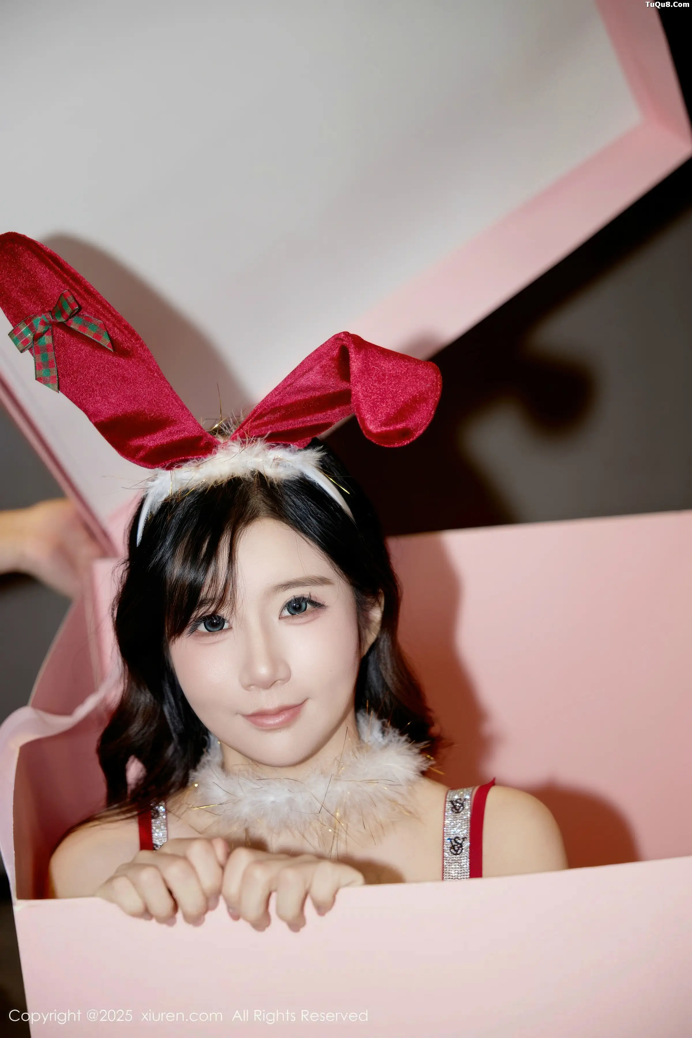 2kmn.vip_[XiuRen秀人网]No.11149_模特小肉肉咪性感红色圣诞装扮配黑色丝袜秀凹凸身材诱惑写真72P