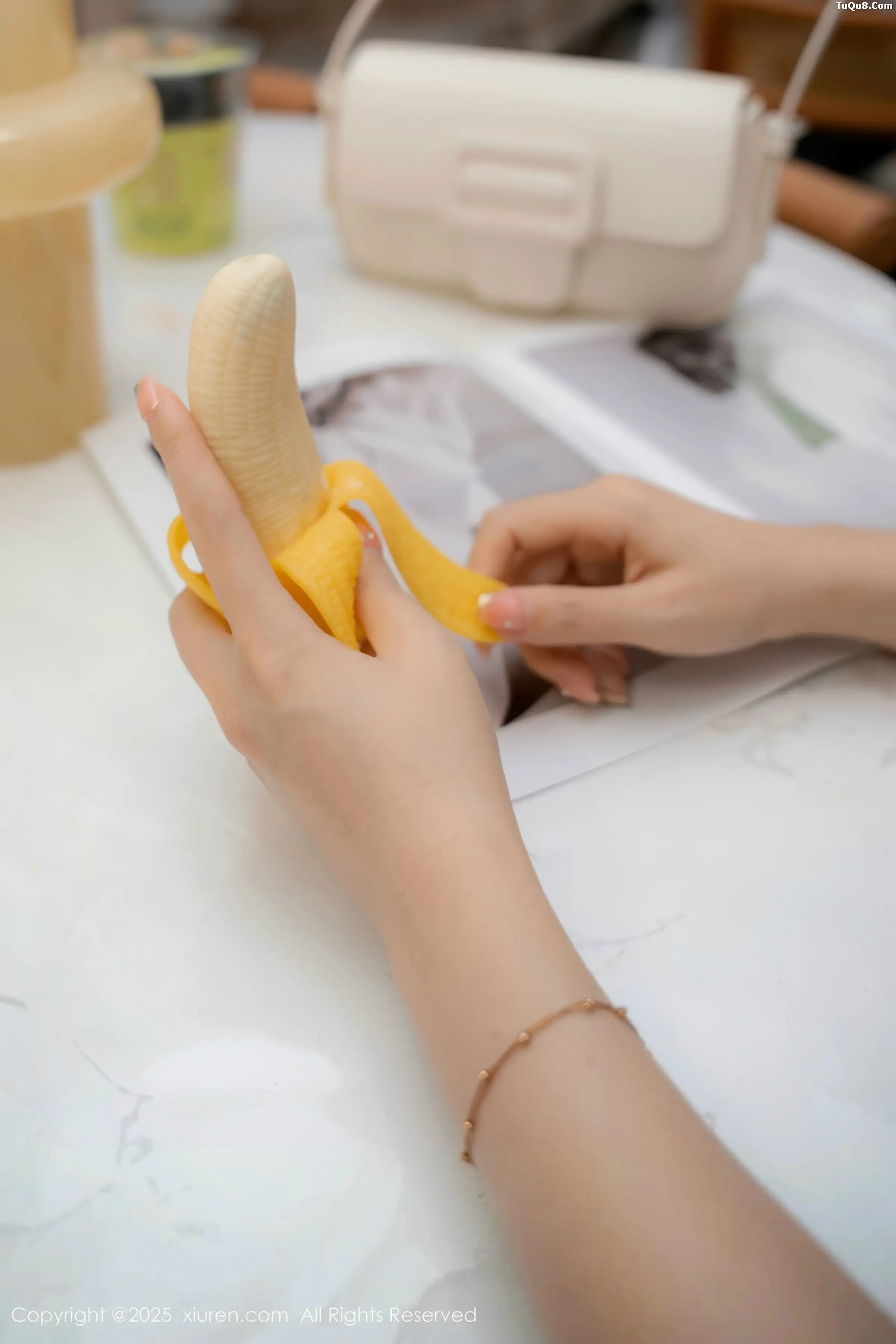 2kmn.vip_[XiuRen秀人网]No.11162_模特拍黄瓜girl私房性感浅色套装露超薄肉丝秀曼妙身姿诱惑写真76P