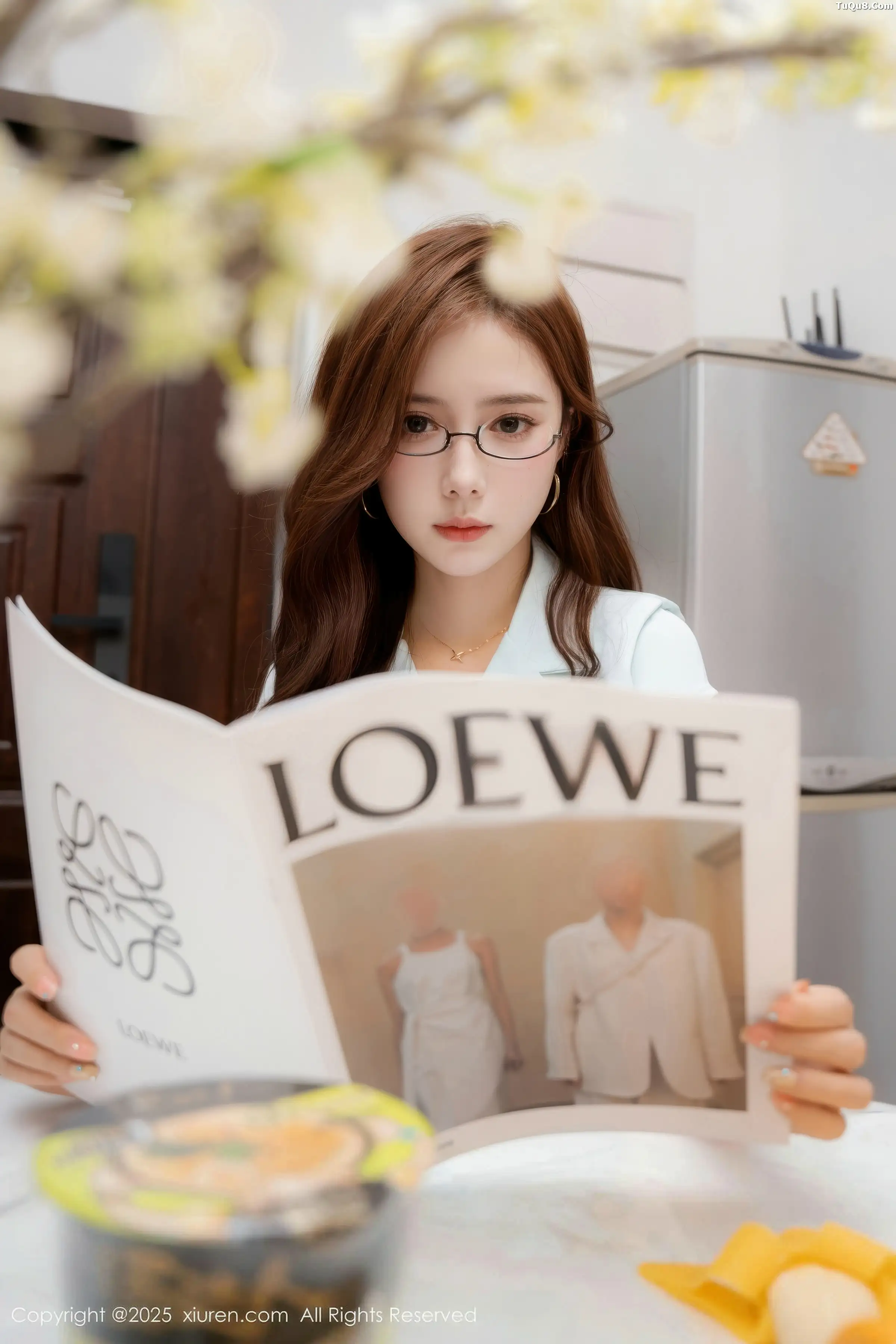 2kmn.vip_[XiuRen秀人网]No.11162_模特拍黄瓜girl私房性感浅色套装露超薄肉丝秀曼妙身姿诱惑写真76P