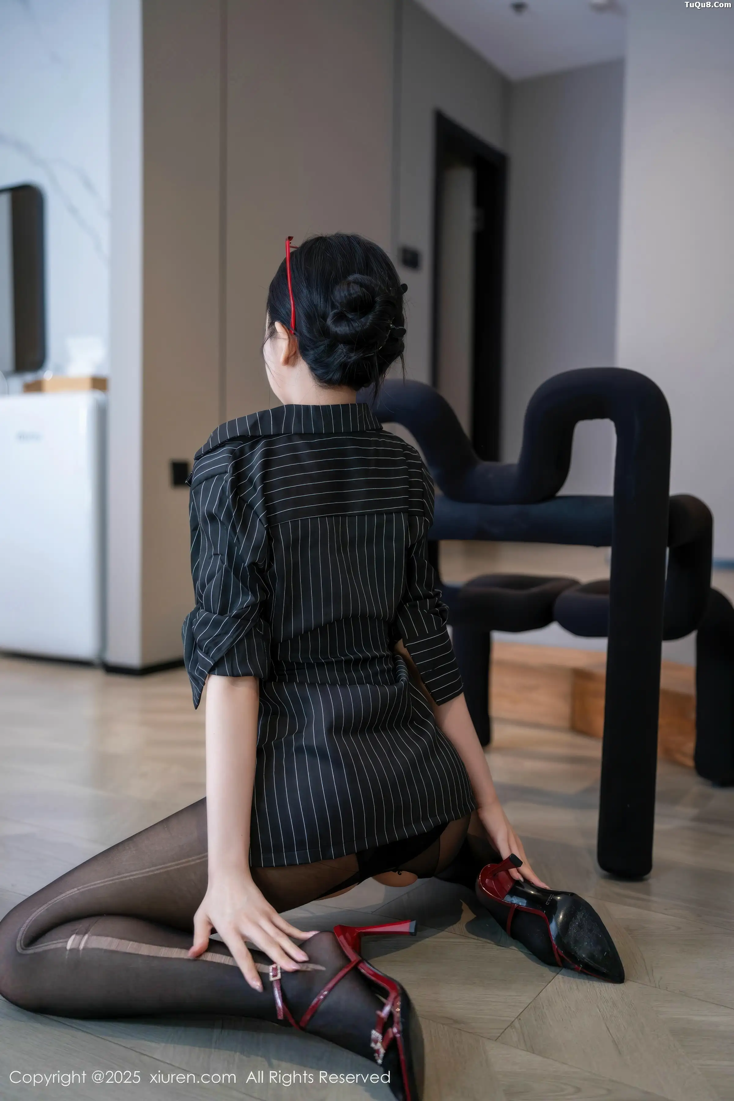 2kmn.vip_[XiuRen秀人网]No.11160_新人模特诺诺子性感黑色衬衫配开档黑丝秀曼妙身姿撩人诱惑写真76P