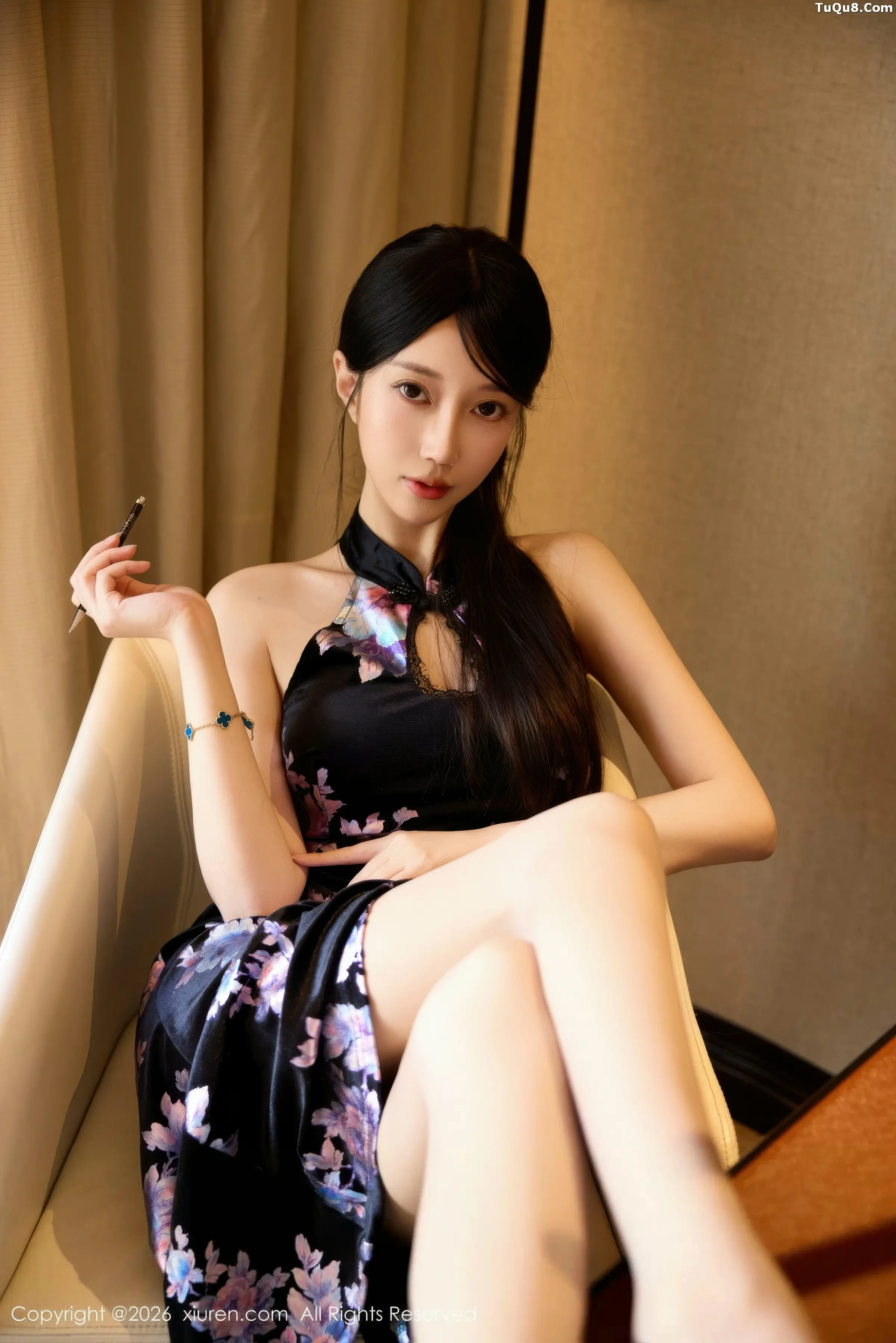 2kmn.vip_[XiuRen秀人网]No.11308_模特玥儿玥er性感深色旗袍配原色丝袜秀曼妙身姿迷人诱惑写真76P