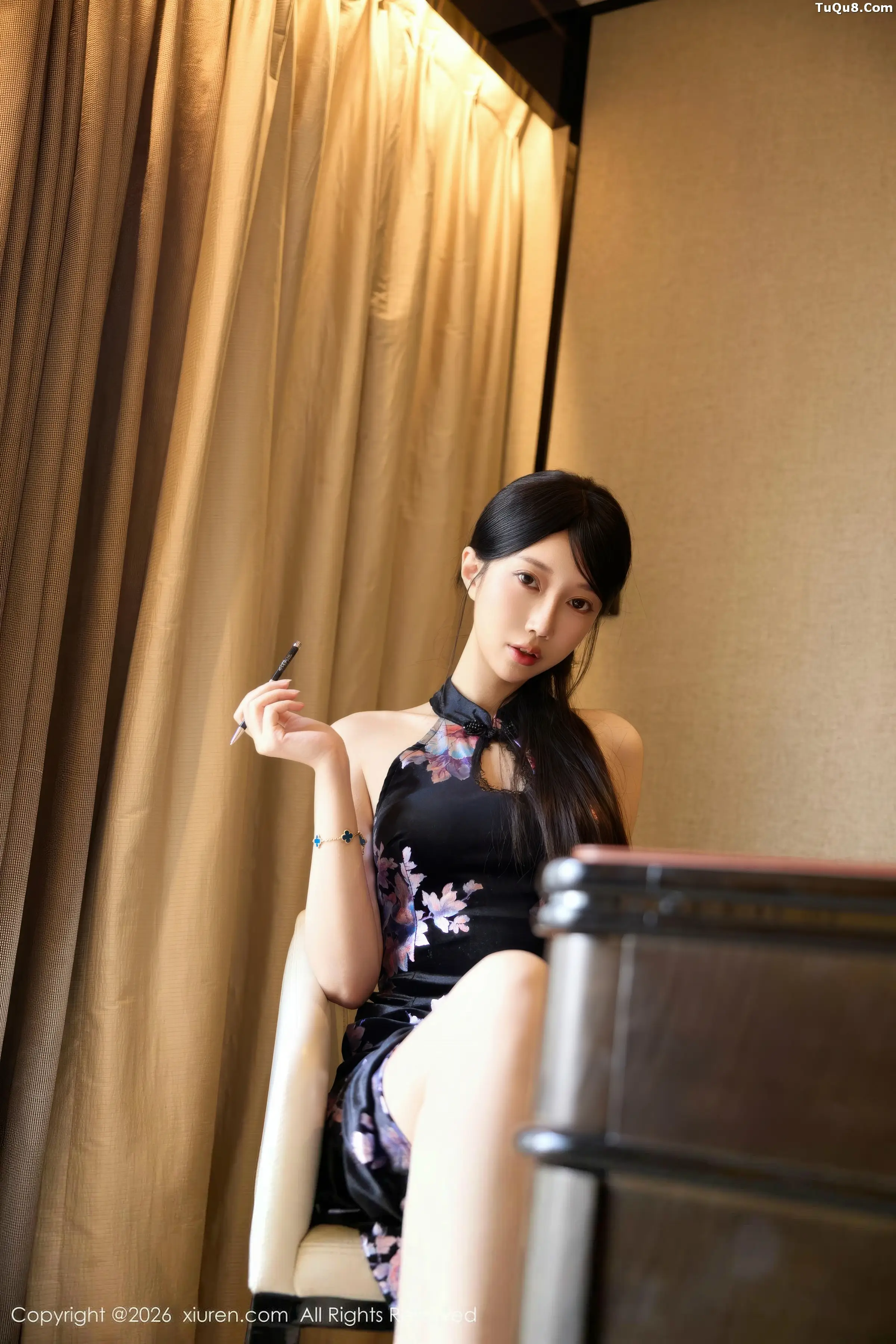 2kmn.vip_[XiuRen秀人网]No.11308_模特玥儿玥er性感深色旗袍配原色丝袜秀曼妙身姿迷人诱惑写真76P