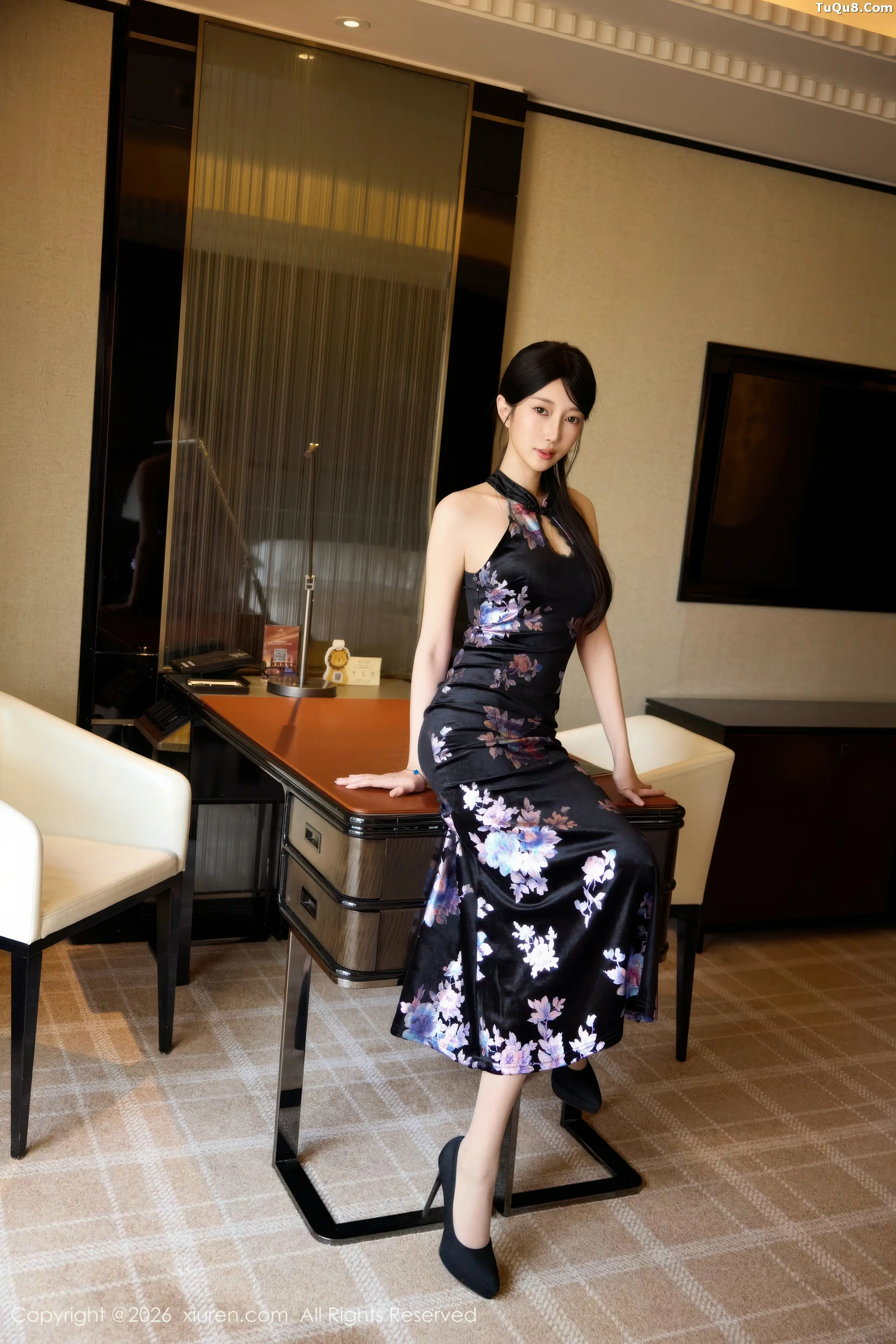 2kmn.vip_[XiuRen秀人网]No.11308_模特玥儿玥er性感深色旗袍配原色丝袜秀曼妙身姿迷人诱惑写真76P