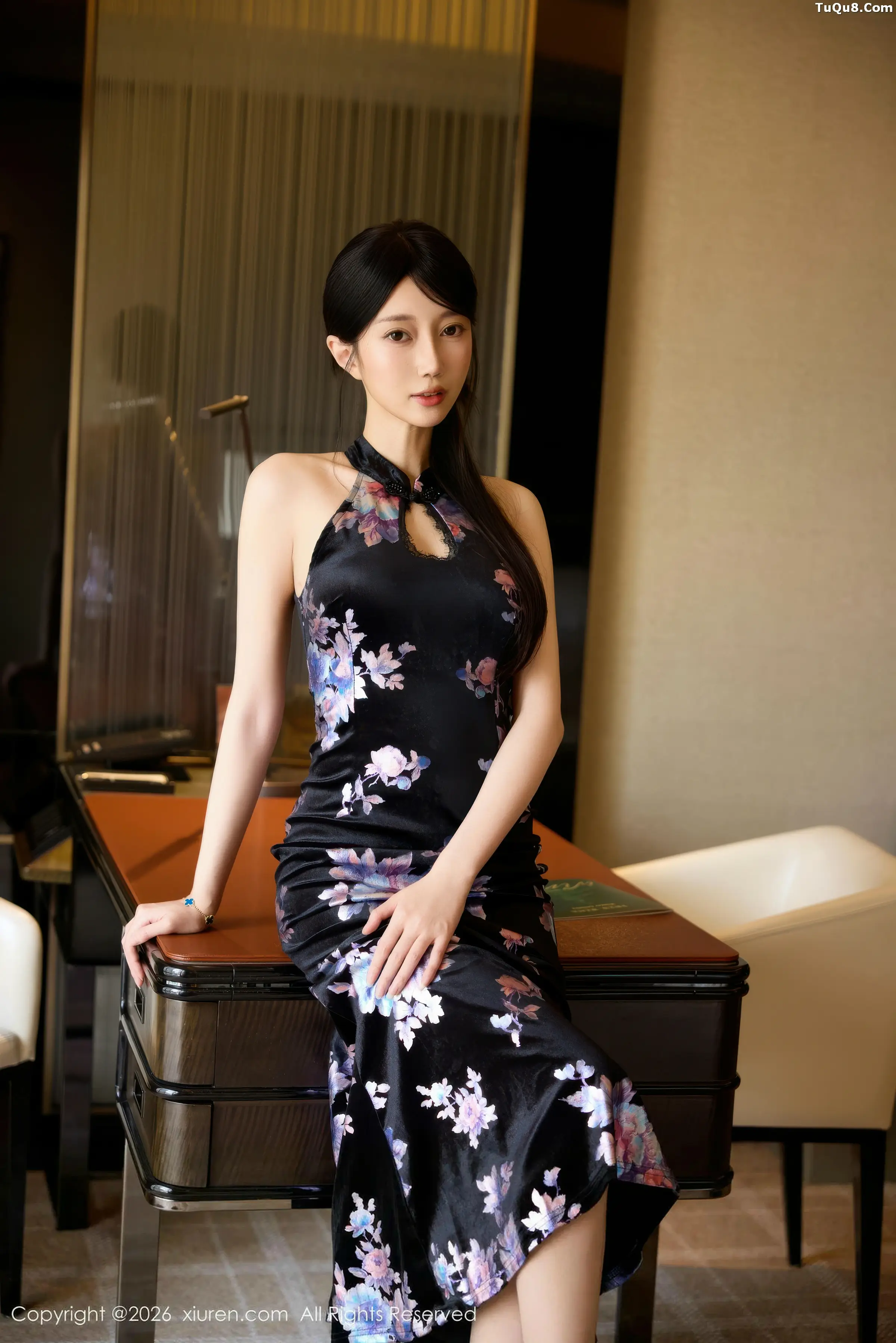 2kmn.vip_[XiuRen秀人网]No.11308_模特玥儿玥er性感深色旗袍配原色丝袜秀曼妙身姿迷人诱惑写真76P