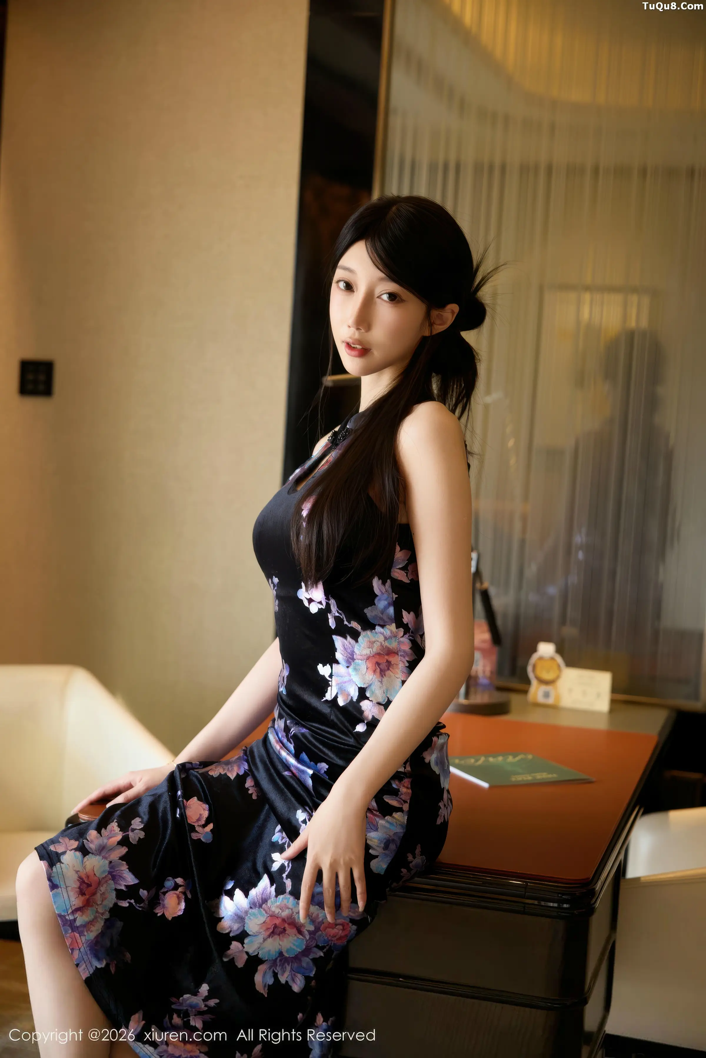 2kmn.vip_[XiuRen秀人网]No.11308_模特玥儿玥er性感深色旗袍配原色丝袜秀曼妙身姿迷人诱惑写真76P