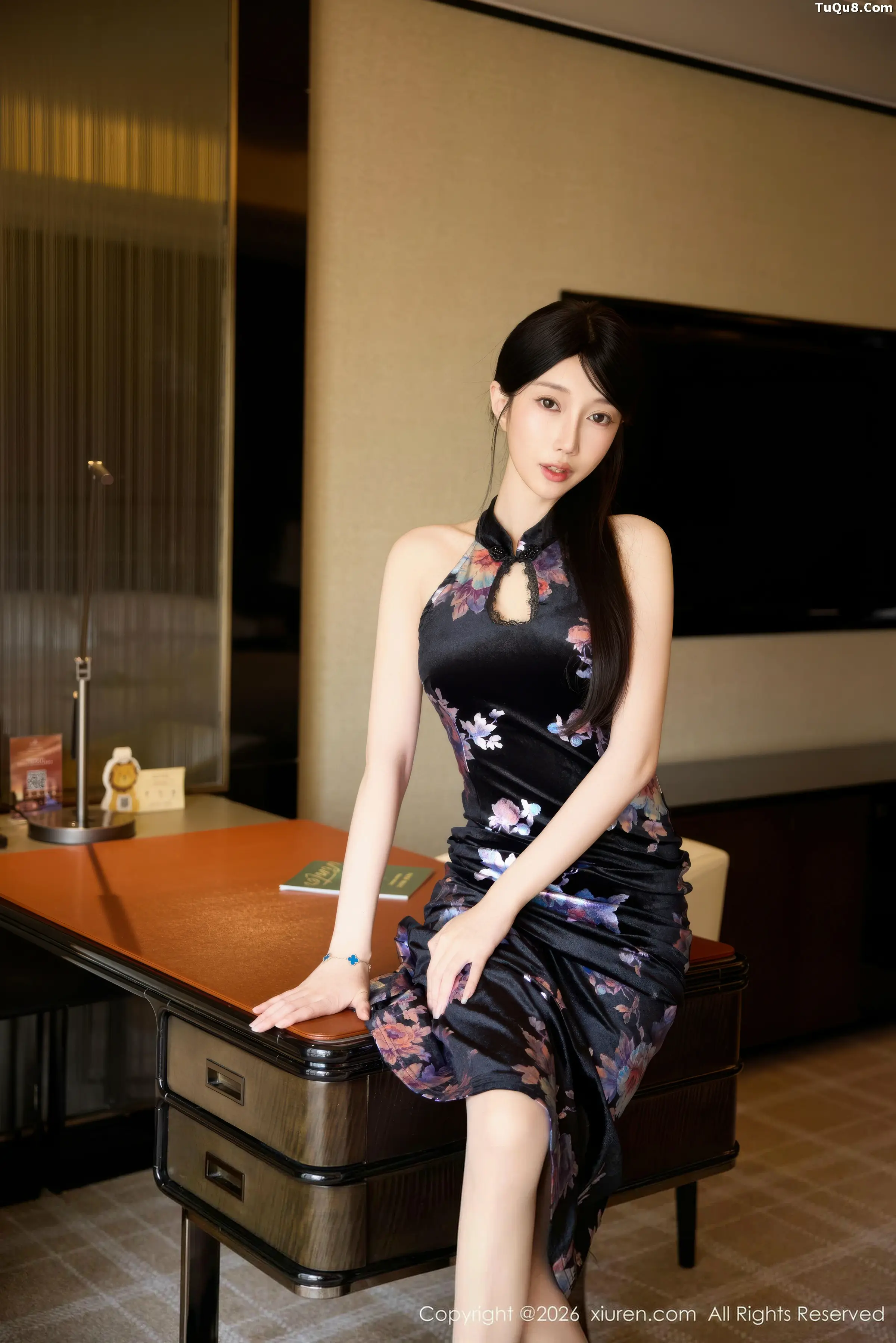 2kmn.vip_[XiuRen秀人网]No.11308_模特玥儿玥er性感深色旗袍配原色丝袜秀曼妙身姿迷人诱惑写真76P