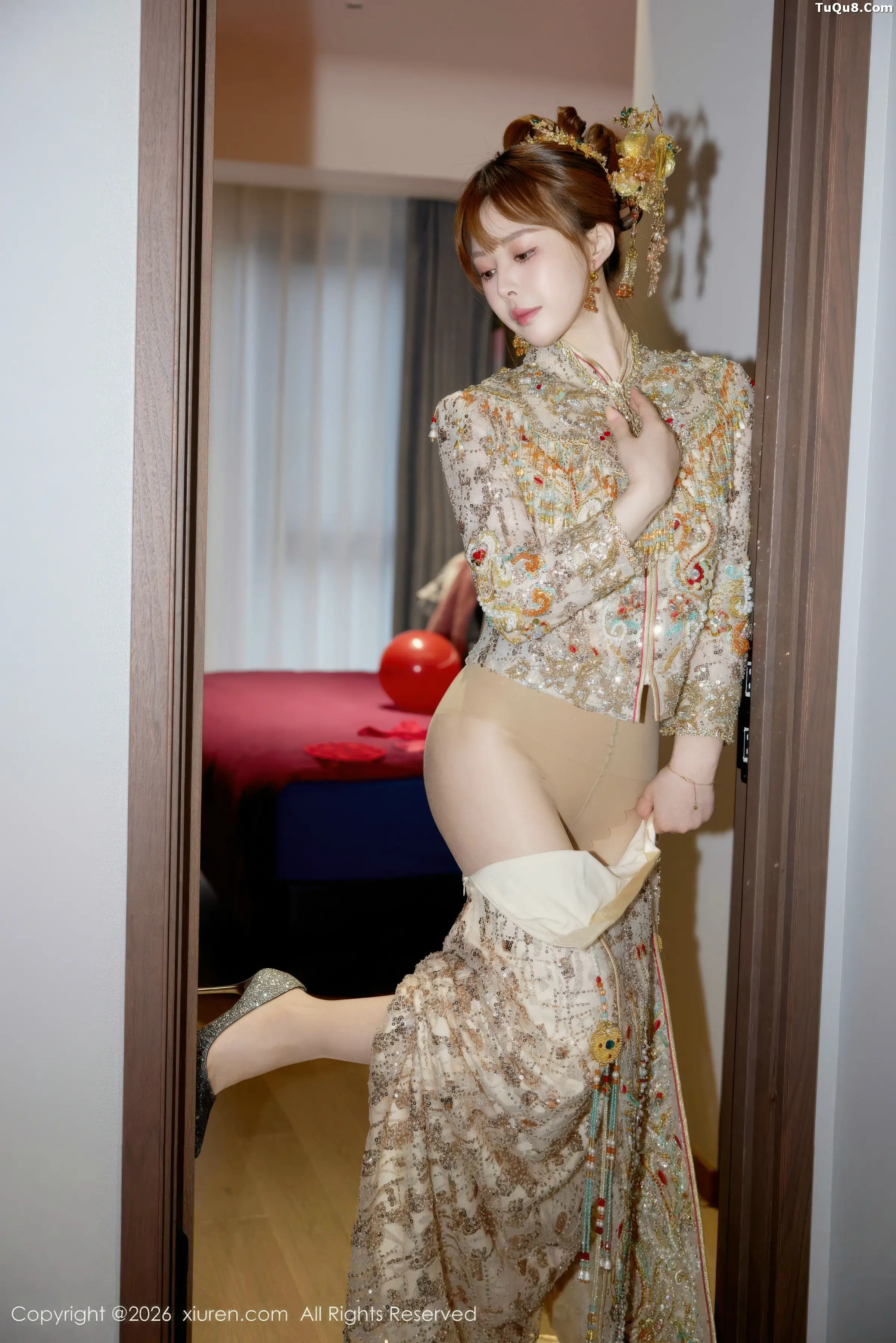 2kmn.vip_[XiuRen秀人网]No.11317_模特Evelyn性感秀禾服饰露红色内衣配超薄肉丝秀曼妙身姿诱惑写真63P